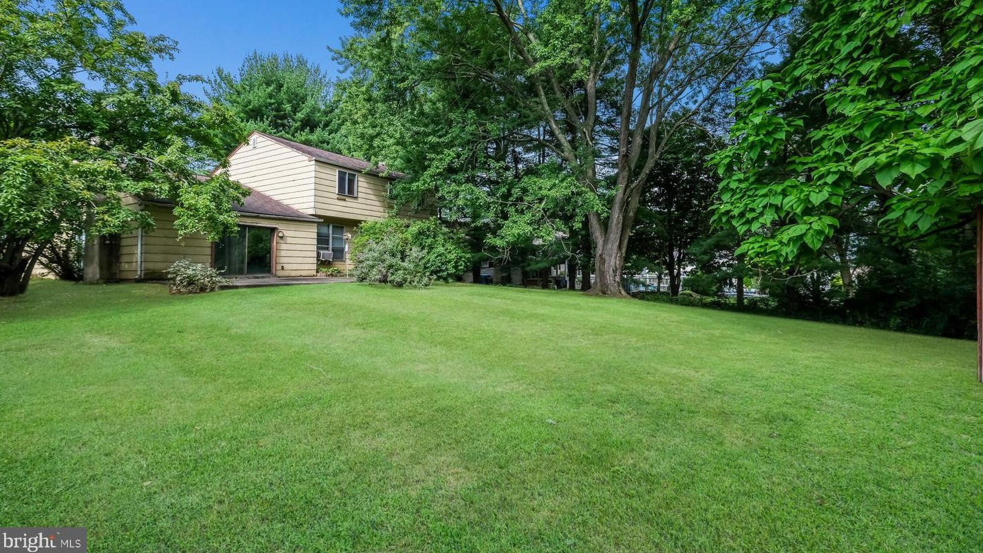 933 Powderhorn Dr, Lansdale, PA 19446
