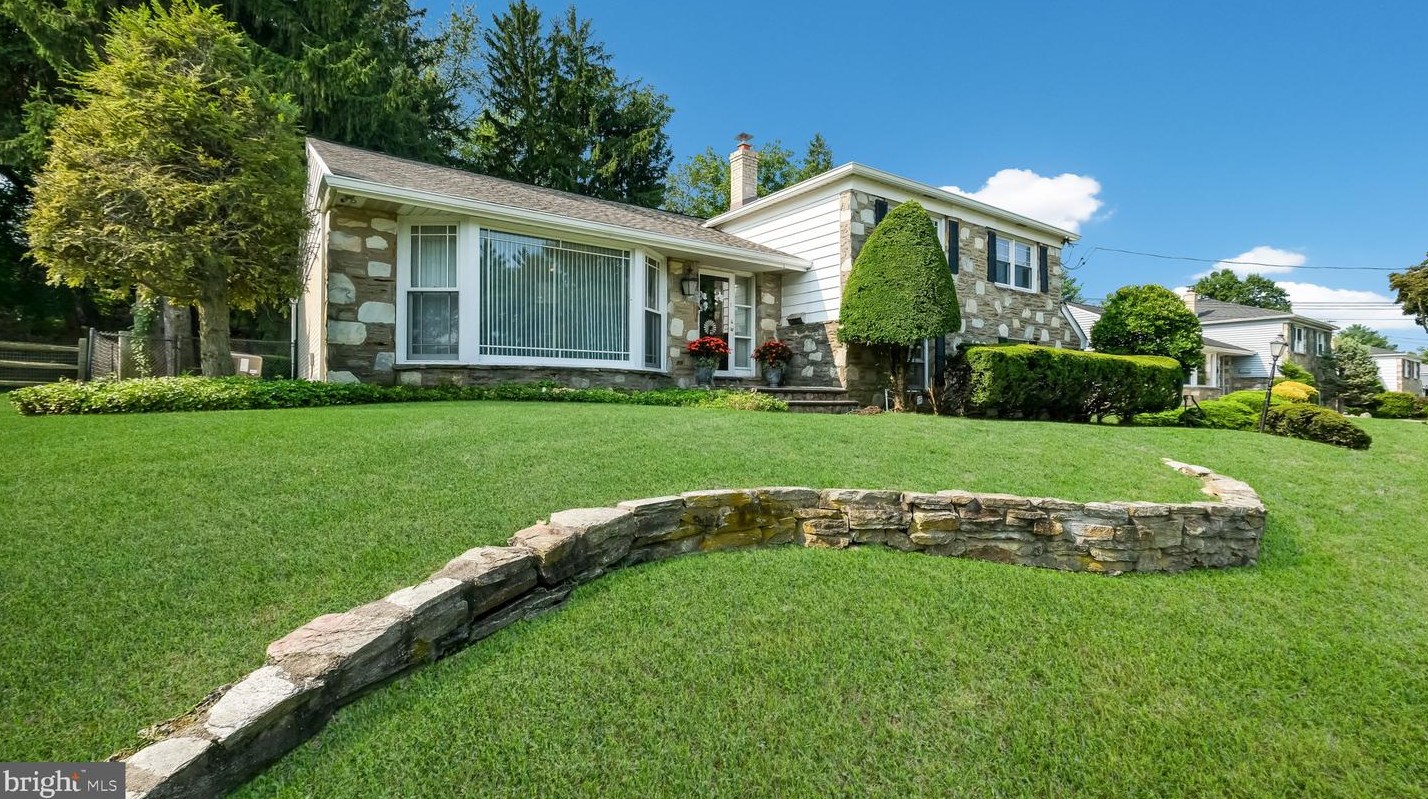 908 Summit Ln, Oreland, PA 19075