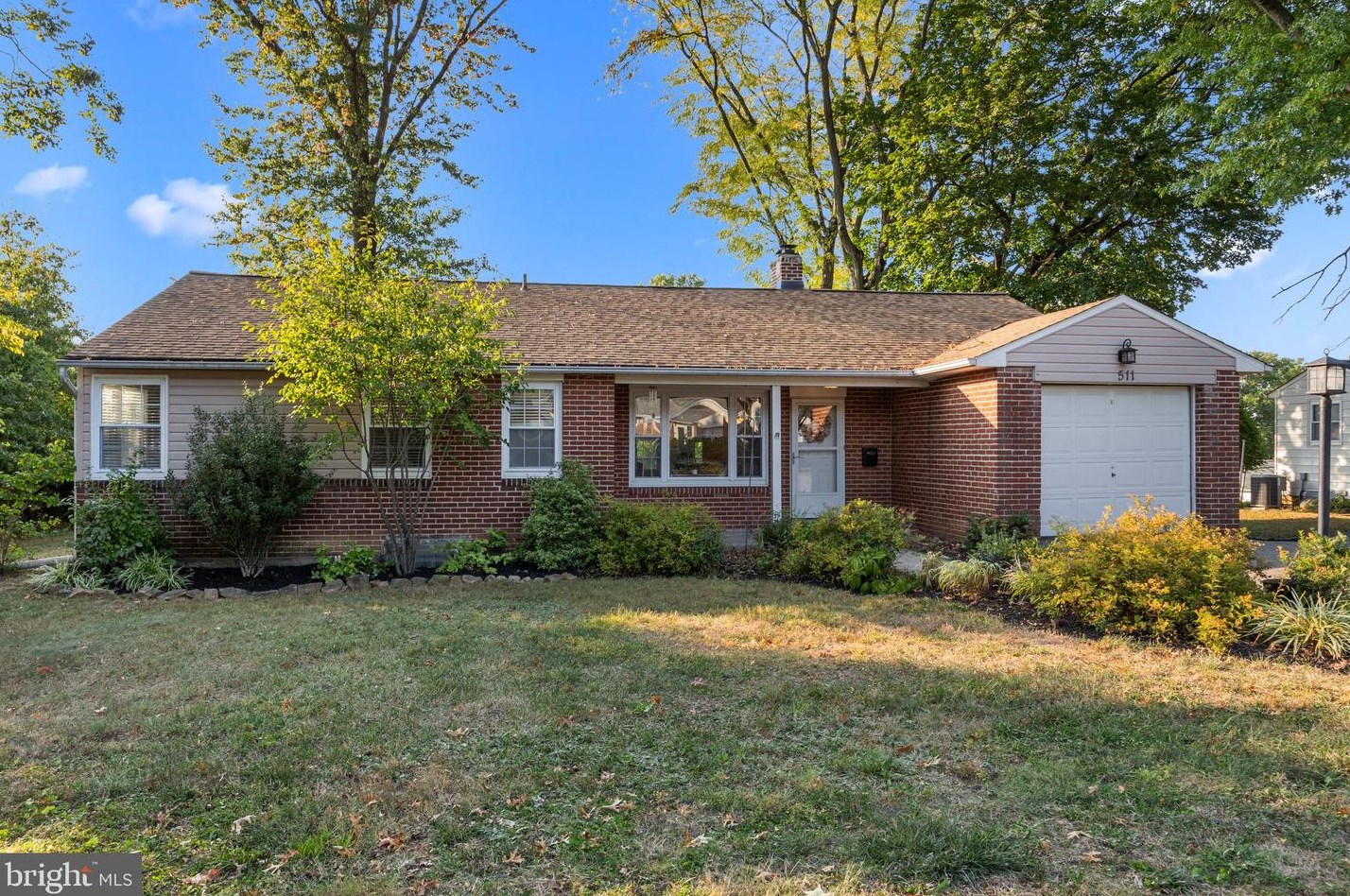 511 Hedgerow Ln, Oreland, PA 19075