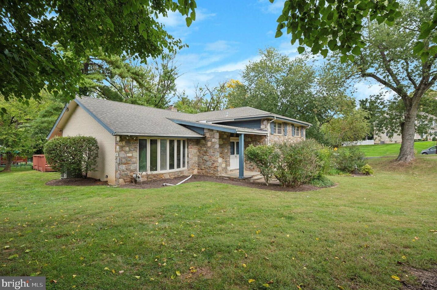 136 Cedar Rd, Melrose Park, PA 19027-1644