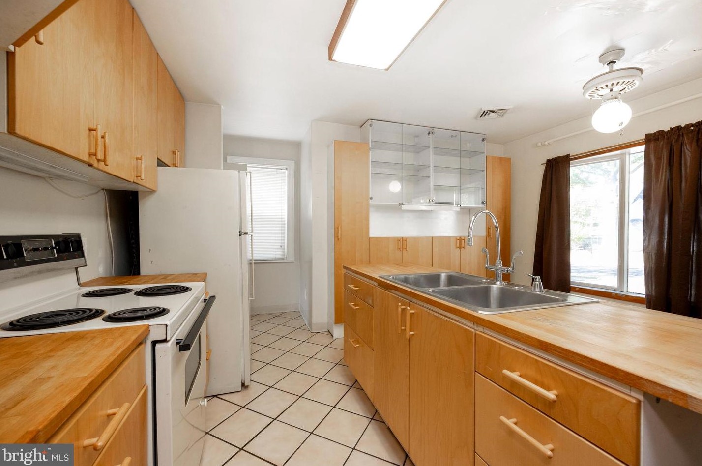 1112 Lakeview Dr, Lansdale, PA 19446