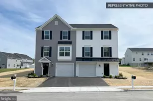 716 Deerfield Blvd, Pennsburg, PA 18073 - Photo 2