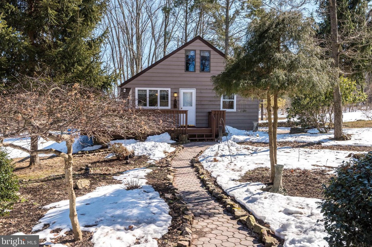 2243 Broomstick Rd, Green Lane, PA 18054-9532