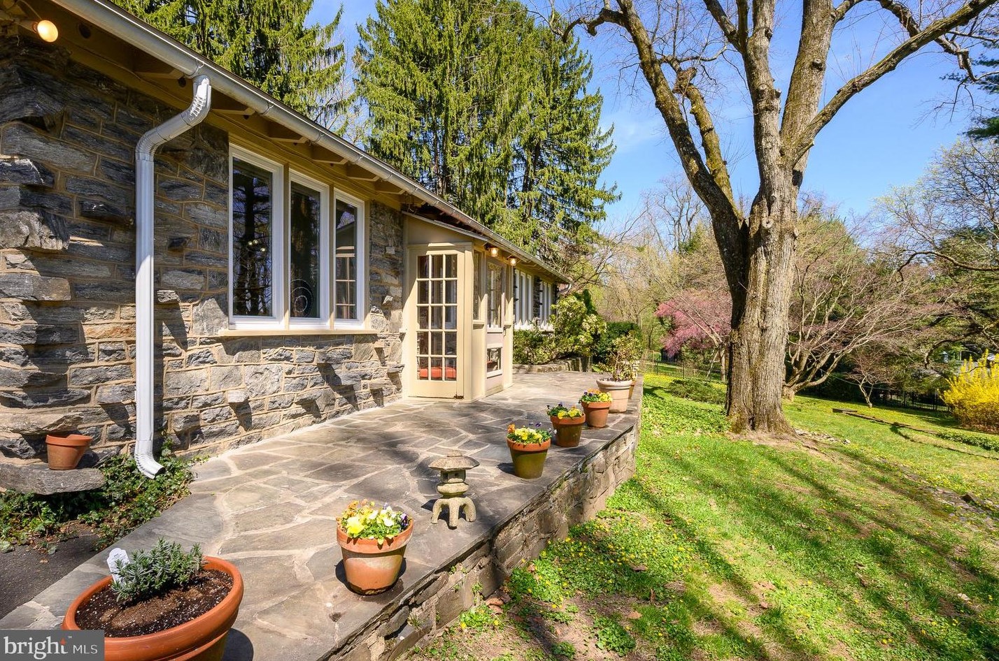 1385 Woodland Rd, Meadowbrook, PA 19046-1231