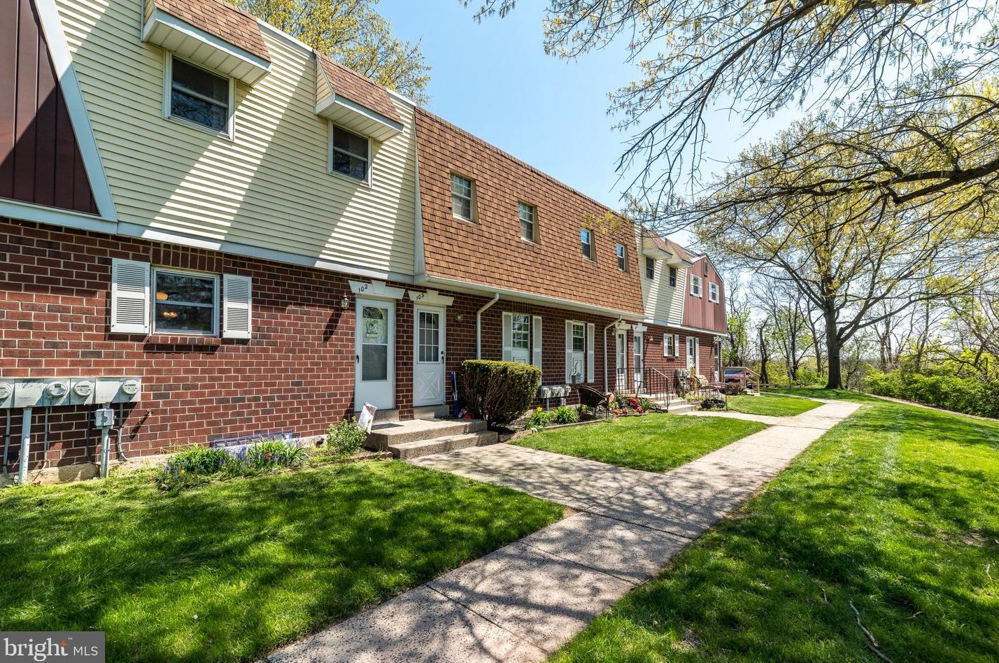 102 Village Ln, Pottstown, PA 19464-3015