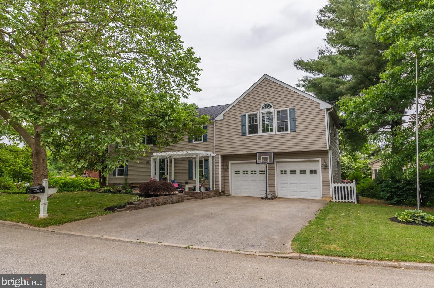 523 Enfield Rd, Oreland, PA 19075-2022