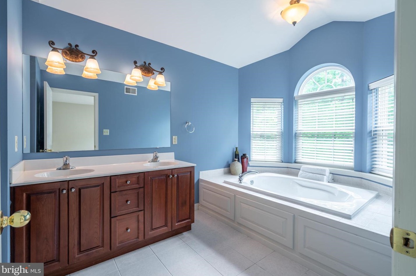 11 Arbor Cir, Colmar PA  18915-9608 exterior