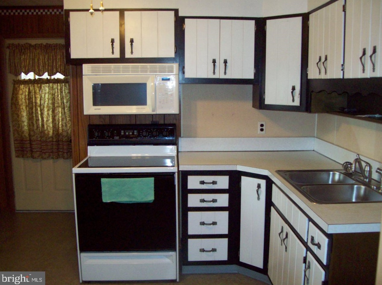 115 Sunset Dr, Burnham, PA 17009