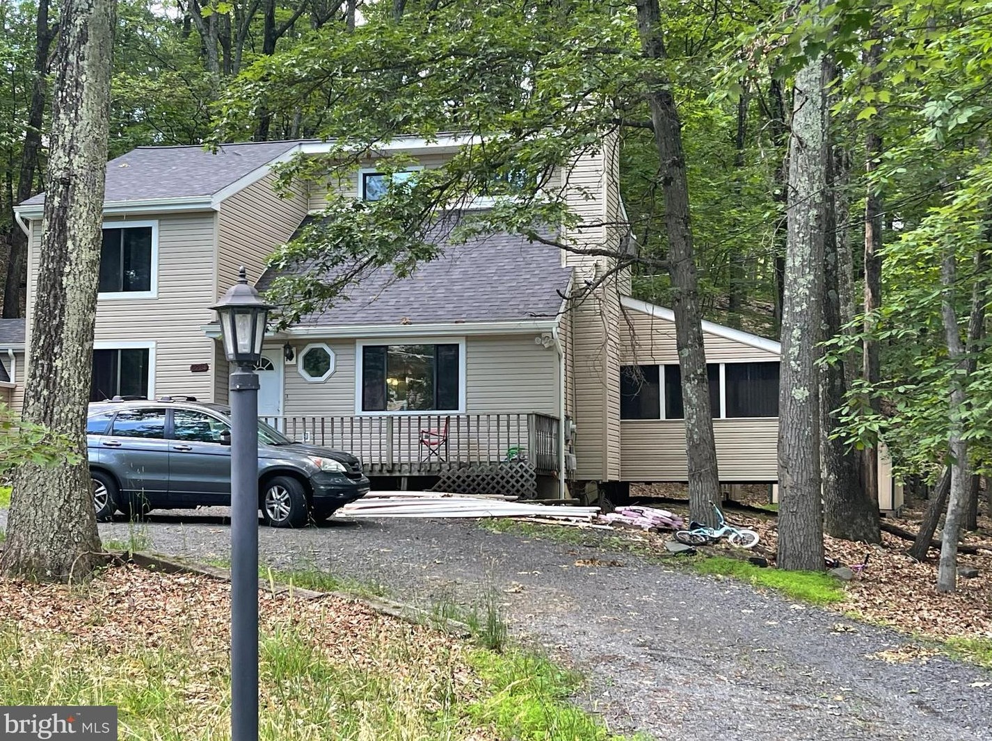 218 Bellingham Dr, Bushkill, PA 18324-8896
