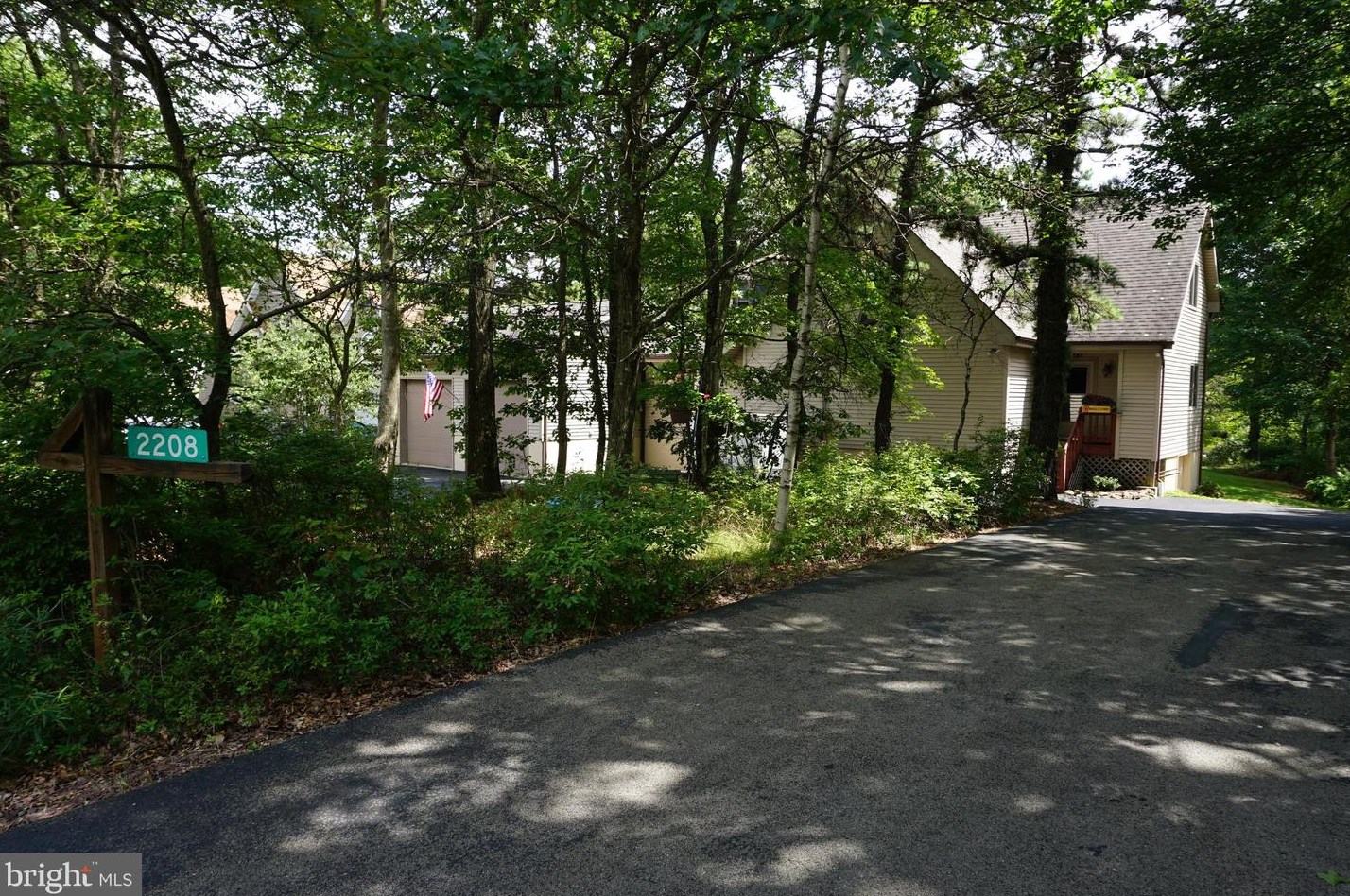 2208 Mohegan Ct, Long Pond, PA 18334-7922