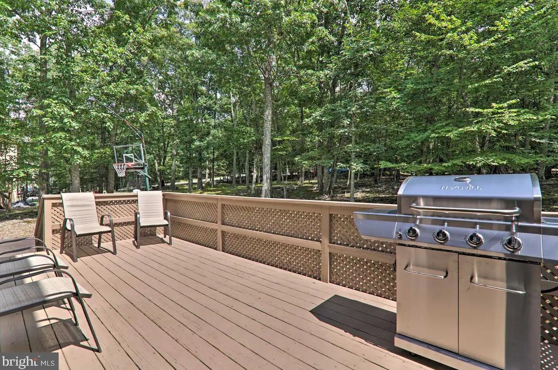 1217 Kensington Dr, East Stroudsburg, PA 18301