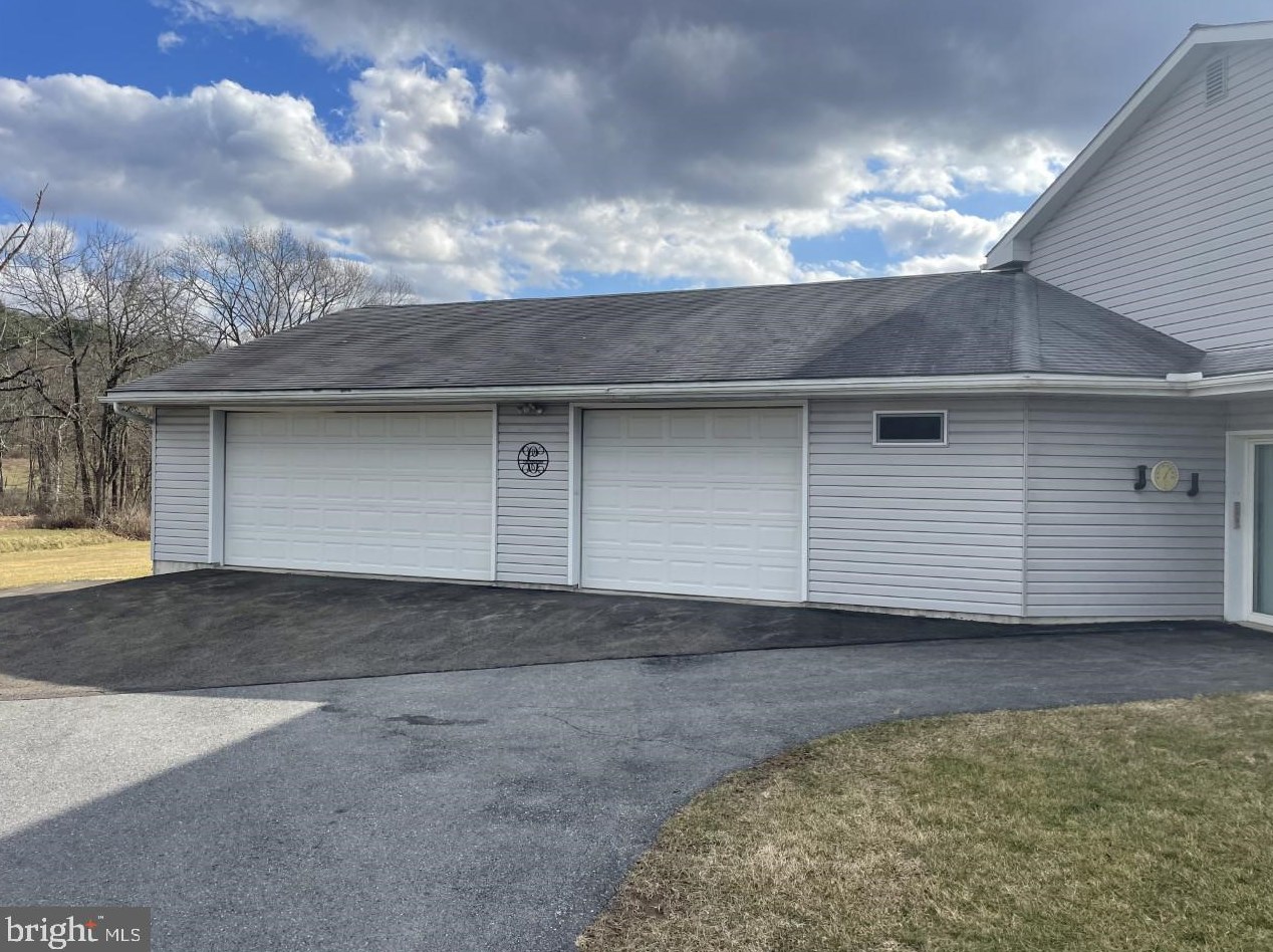 1047 Molasses Valley Rd, Kunkletown, PA 18058-7356