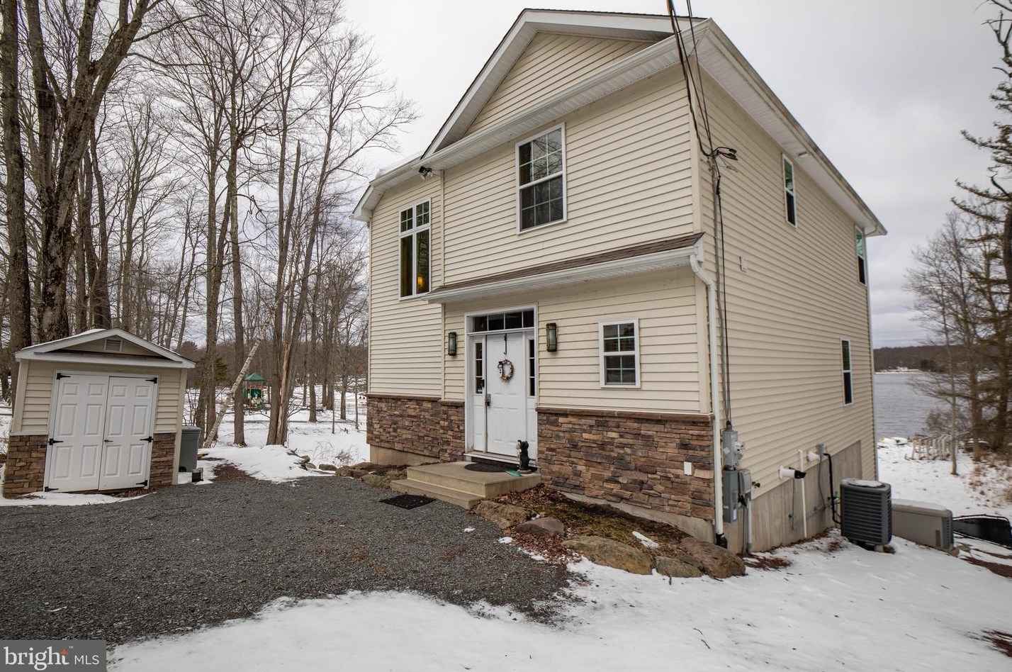 987 Arrowhead Dr, Pocono Lake, PA 18347-7857