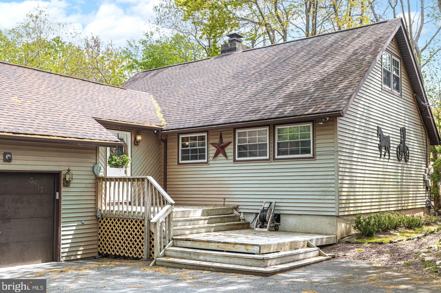 1674 Glade Dr, Long Pond PA  18334-7770 exterior