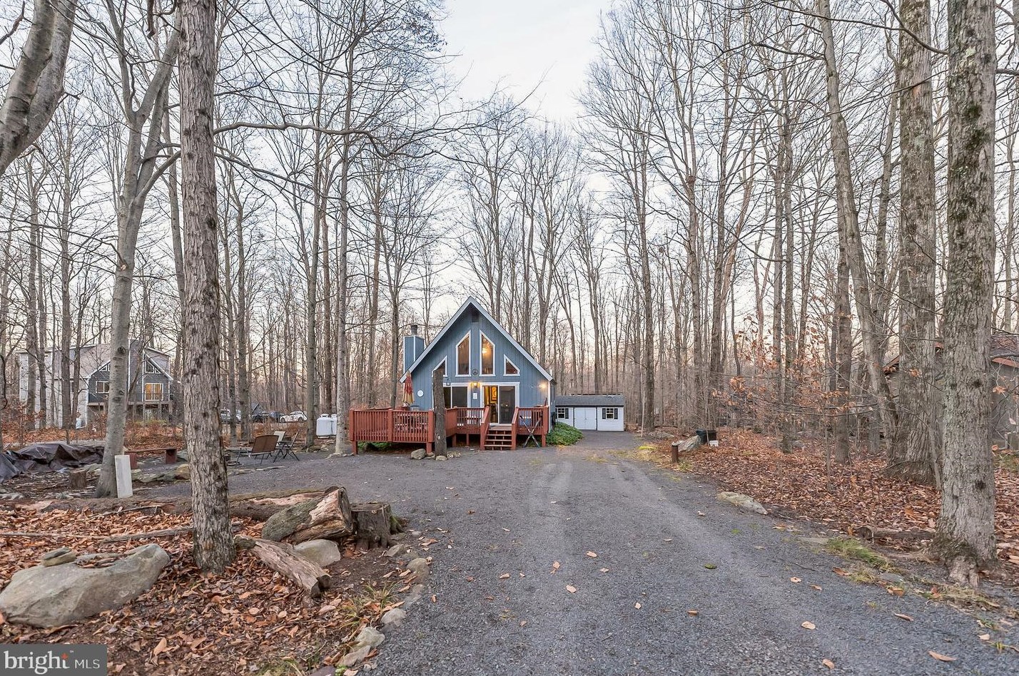 105 Moshannon Dr, Pocono Lake, PA 18347-8046