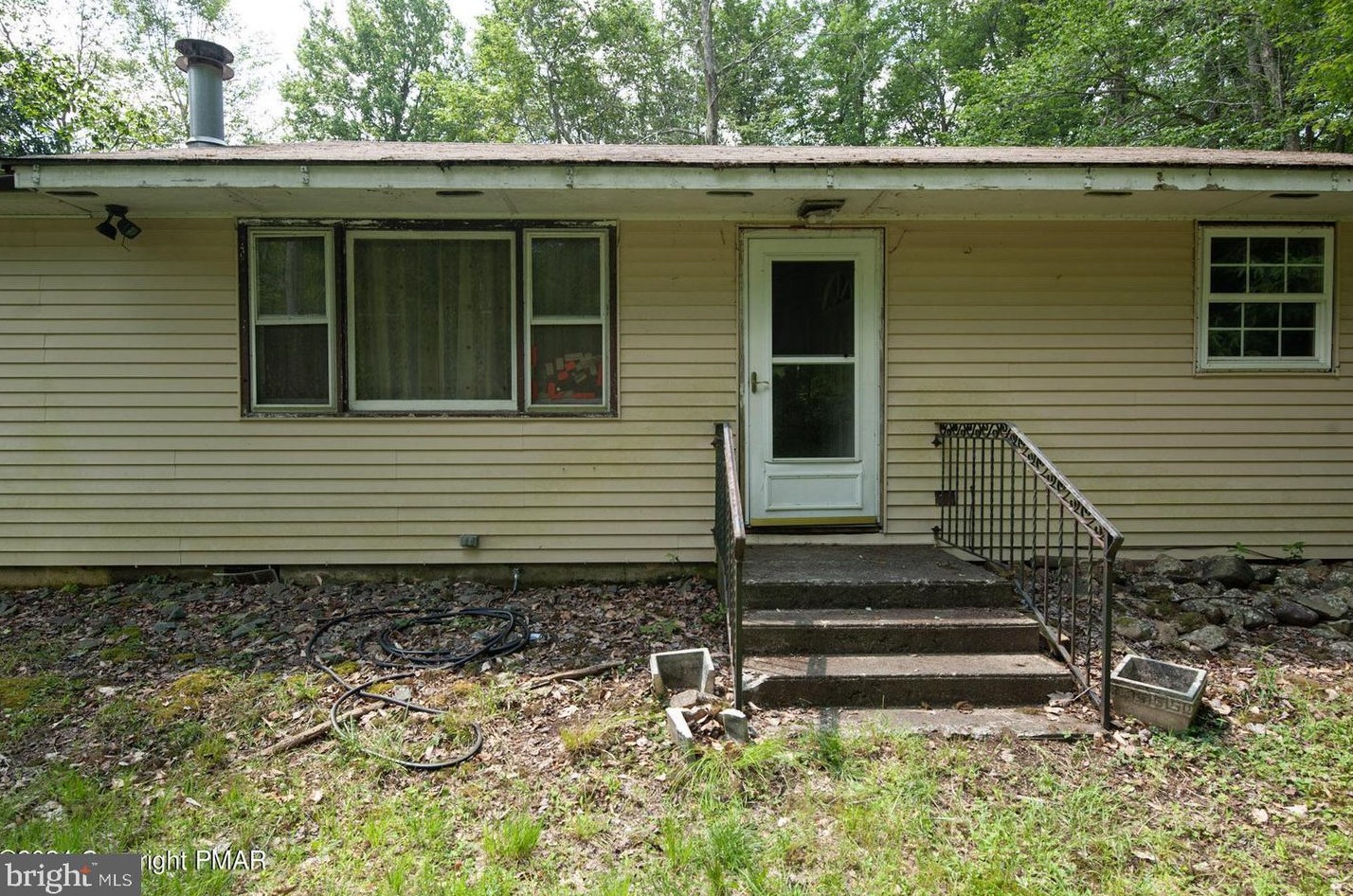3279 Beech Ridge Dr, Pocono Summit, PA 18346