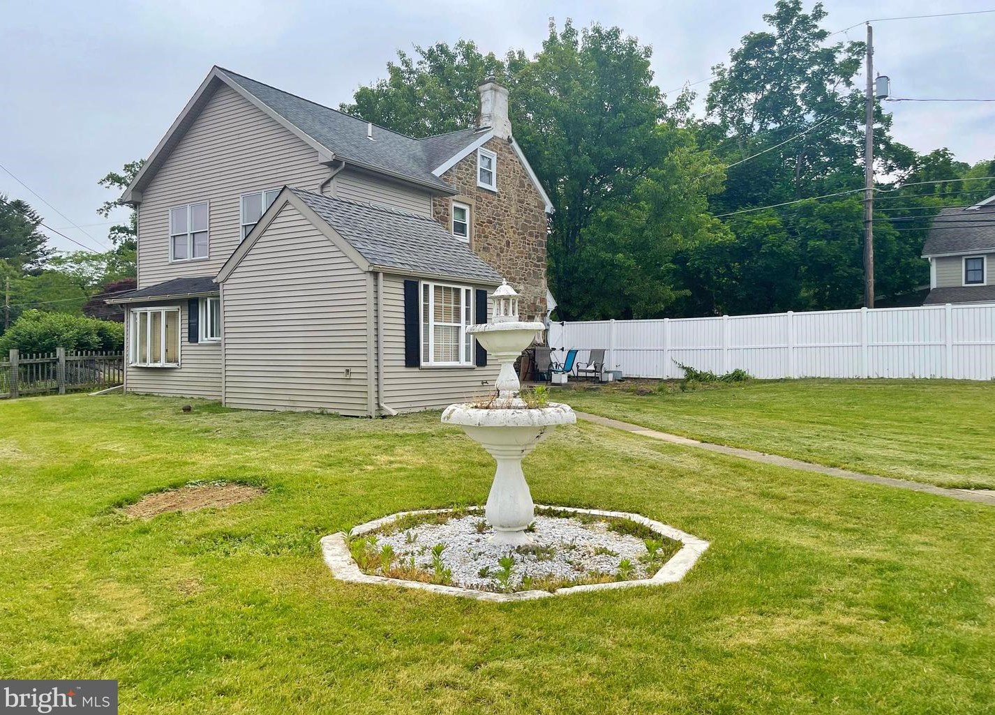1674 Easton Rd, Hellertown, PA 18055-1150