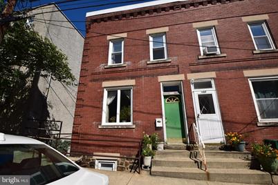 725 E 7th Street - Photo 1