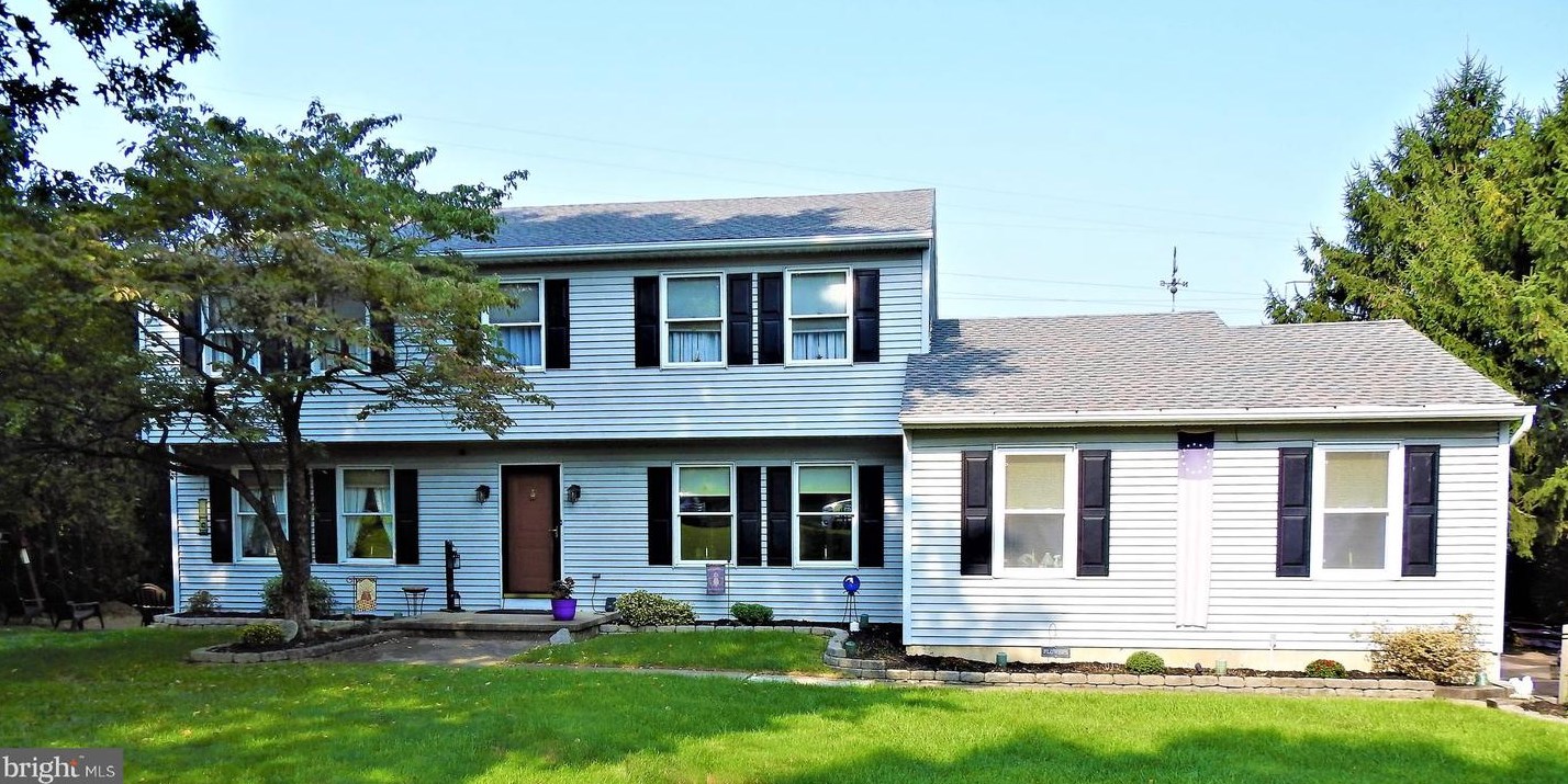 4359 Hilltop Cir, Bethlehem, PA 18020-8802