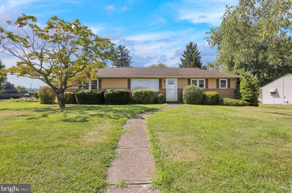 700 Apple Blossom Rd, Easton, PA 18040