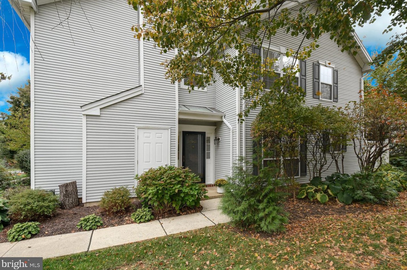 1961 Delancey St, Hellertown, PA 18055-2809