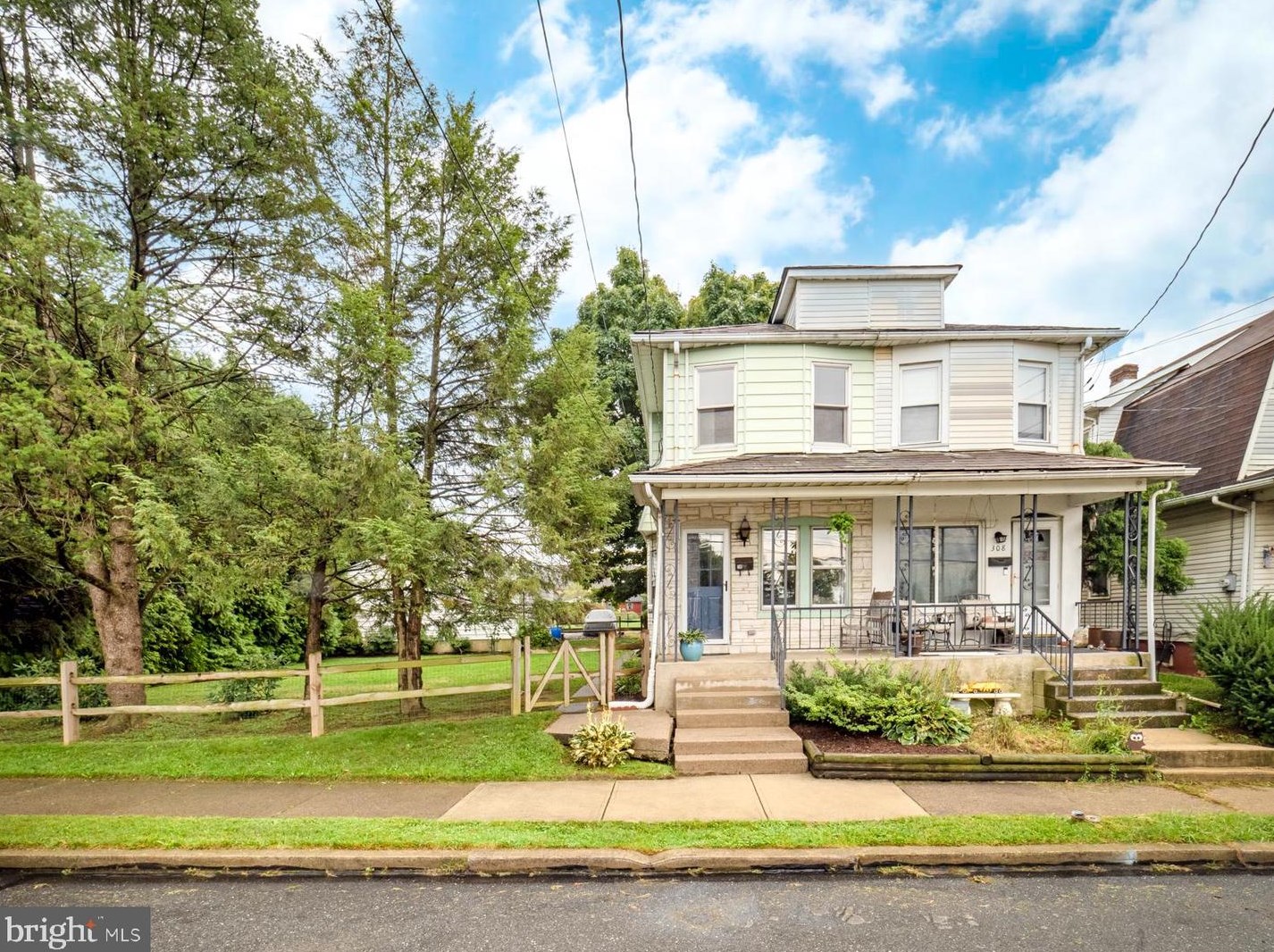 310 High St, Hellertown, PA 18055-1109