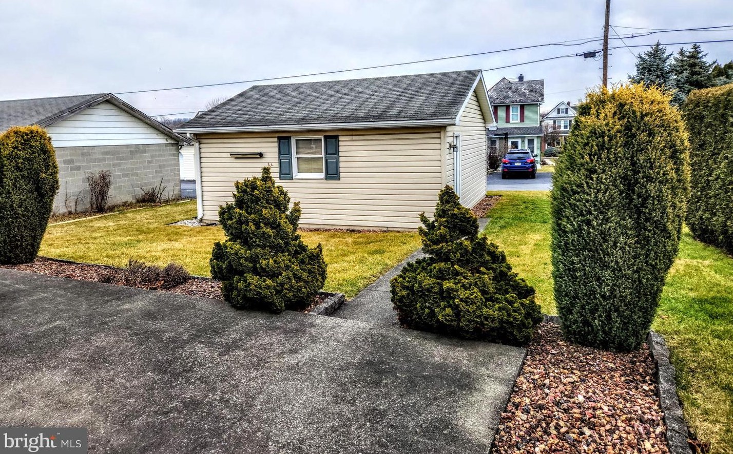 2115 Dewey Ave, Northampton PA  18067-1230 exterior