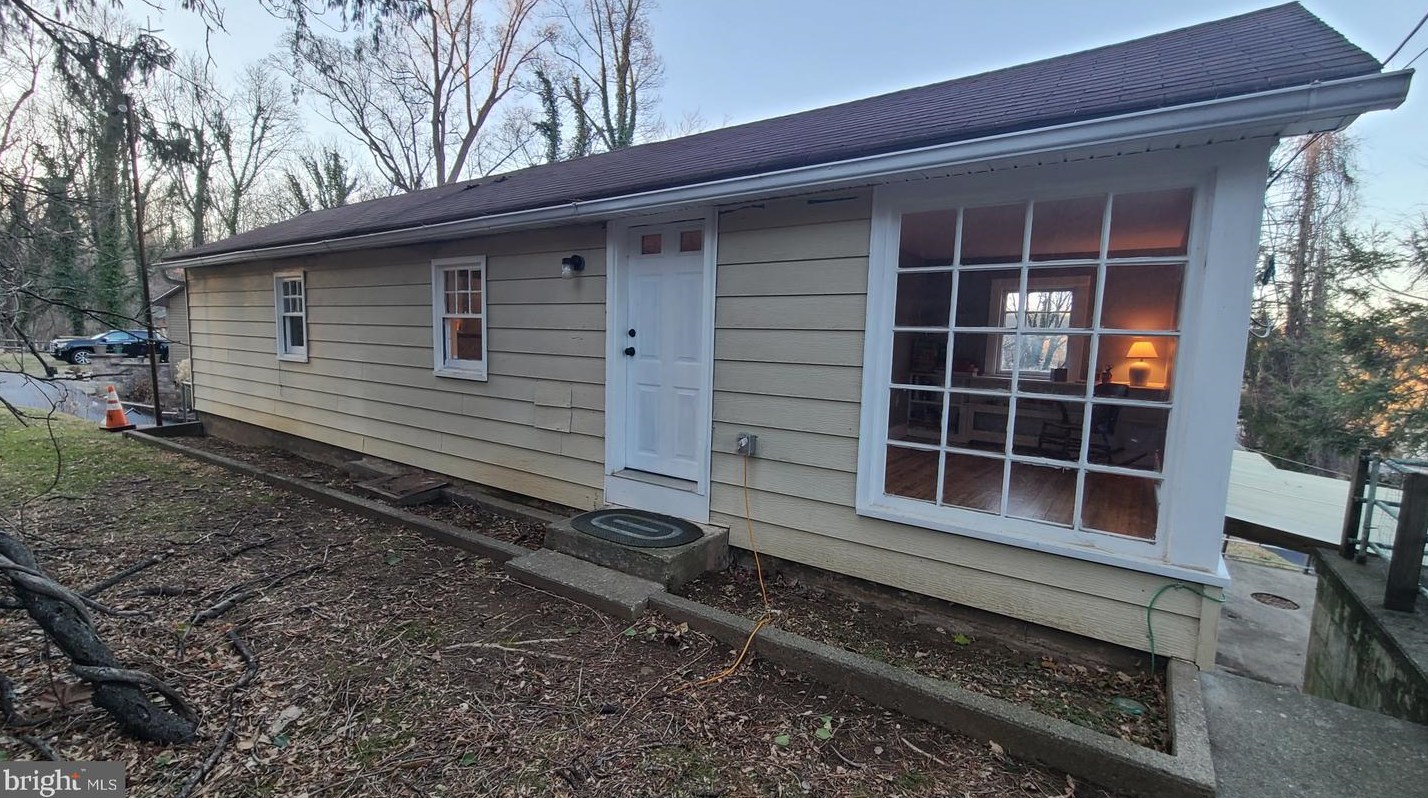 1858 S Delaware Dr, Easton, PA 18042