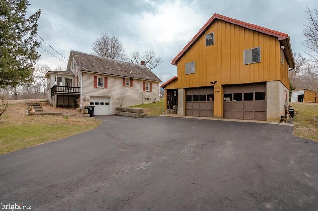 960 Creek Rd, Bangor, PA 18013
