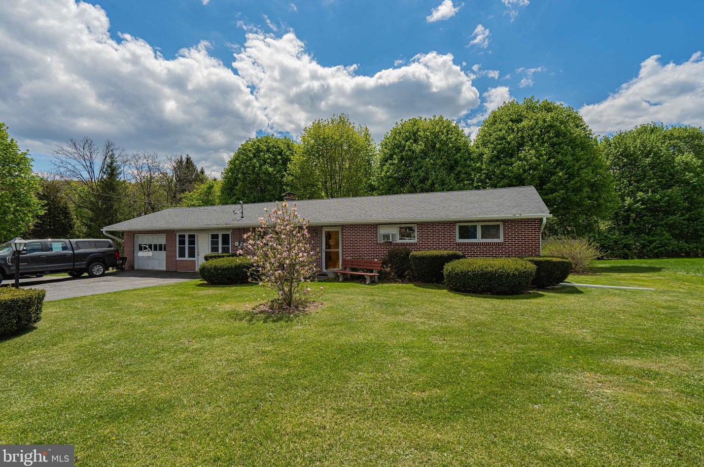 4405 Lehigh Dr, Walnutport, PA 18088