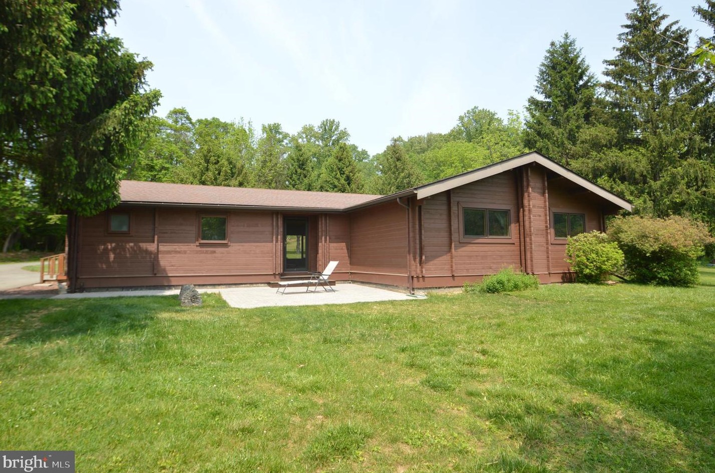 2300 Knoll Ln, Hellertown, PA 18055