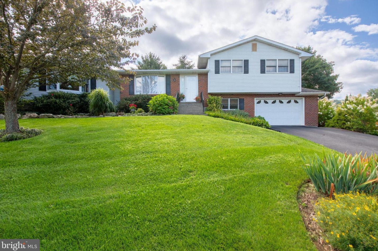 2301 Lone Cedar Dr, Easton, PA 18040-7545