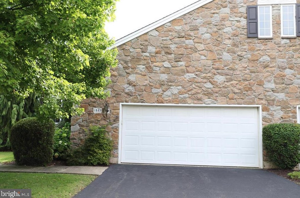 1889 Caryn Dr, Hellertown, PA 18055-3402