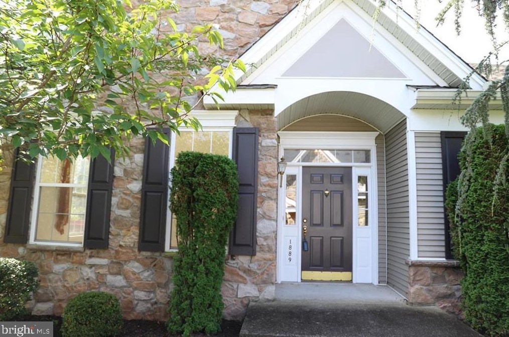 1889 Caryn Dr, Hellertown PA exterior