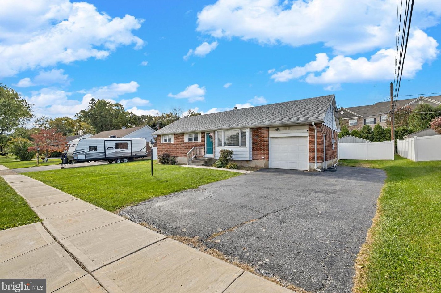 1813 Hampton Rd, Bethlehem, PA 18020-4533