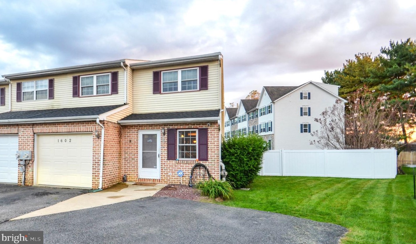 1602 Ilona Dr, Hellertown, PA 18055-1100