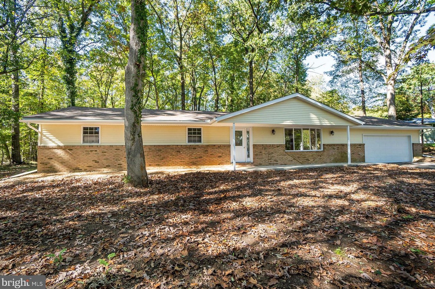 1311 Spring Dr, Walnutport, PA 18088