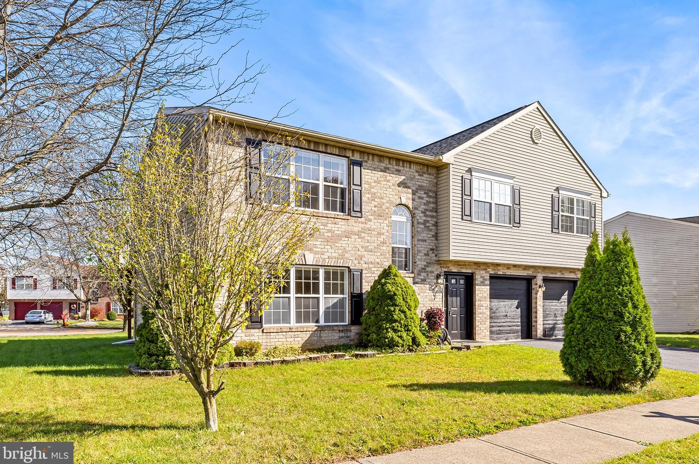 30 Heritage Ln, Easton, PA 18045