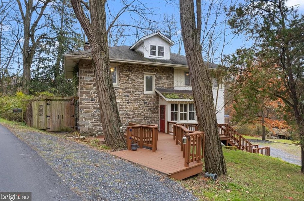 977 S Cottonwood Rd, Walnutport, PA 18088