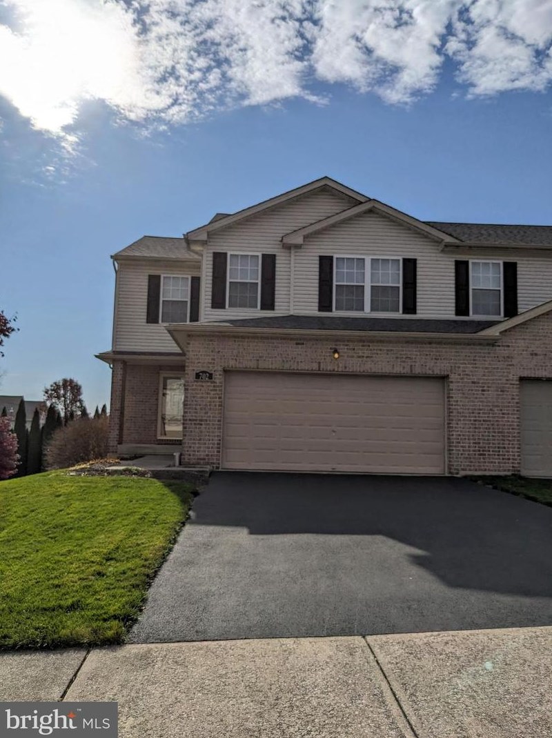 702 White Cir, Northampton, PA 18067-8706