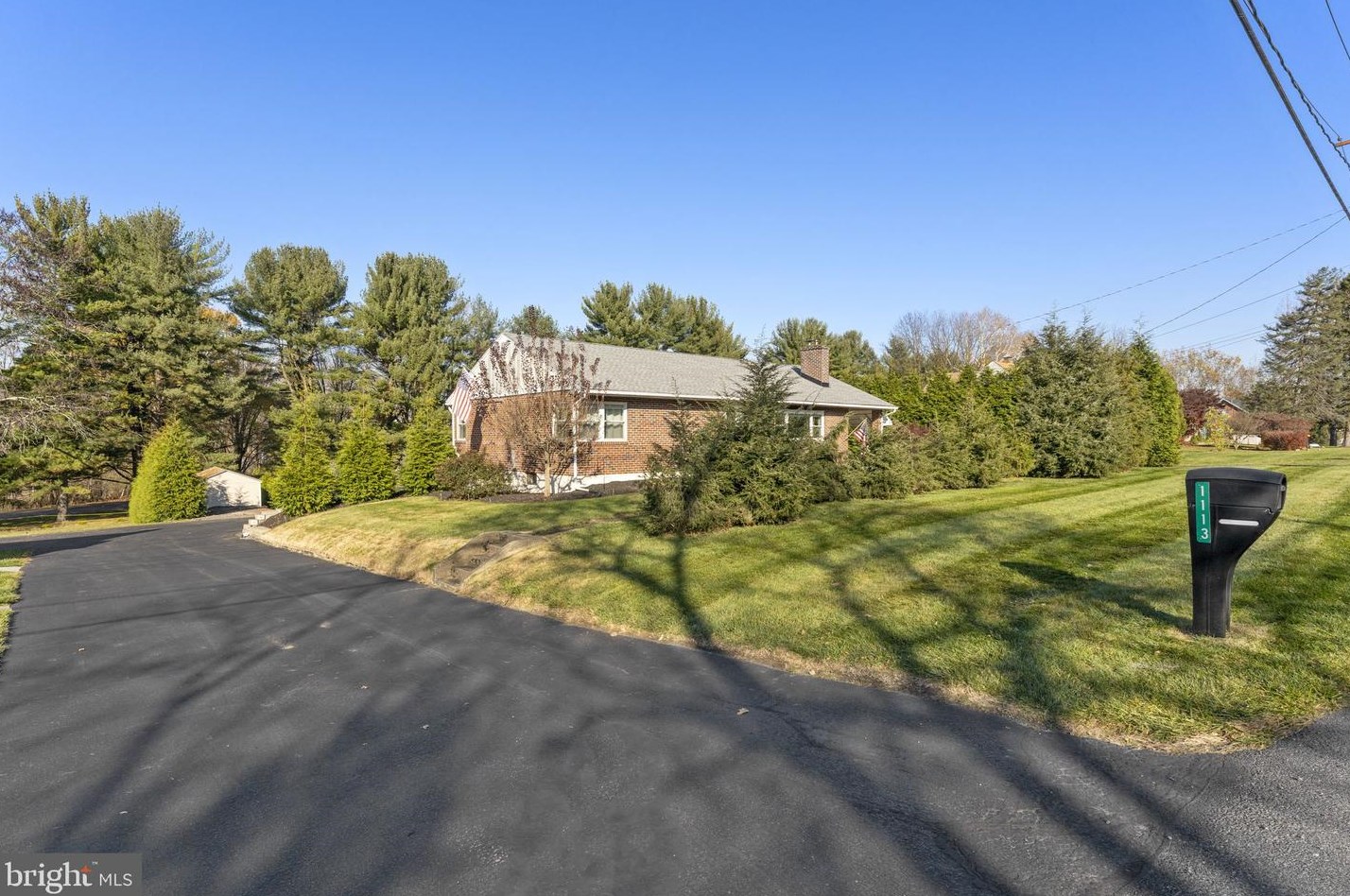 1113 Friedensville Rd, Bethlehem, PA 18015-5021