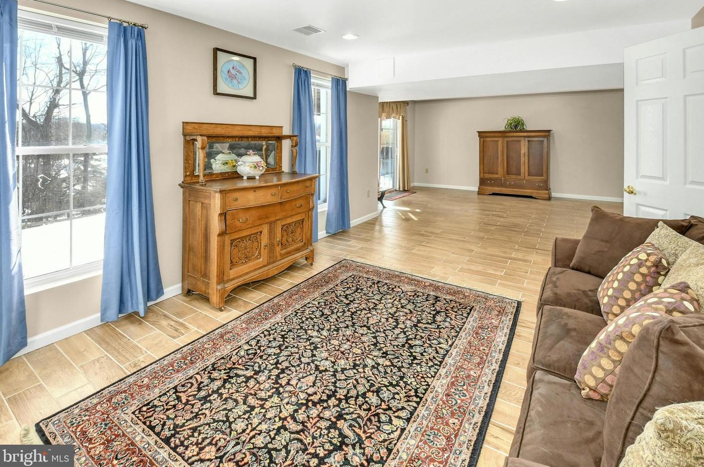 1857 Caryn Dr, Hellertown PA  18055-3423 exterior