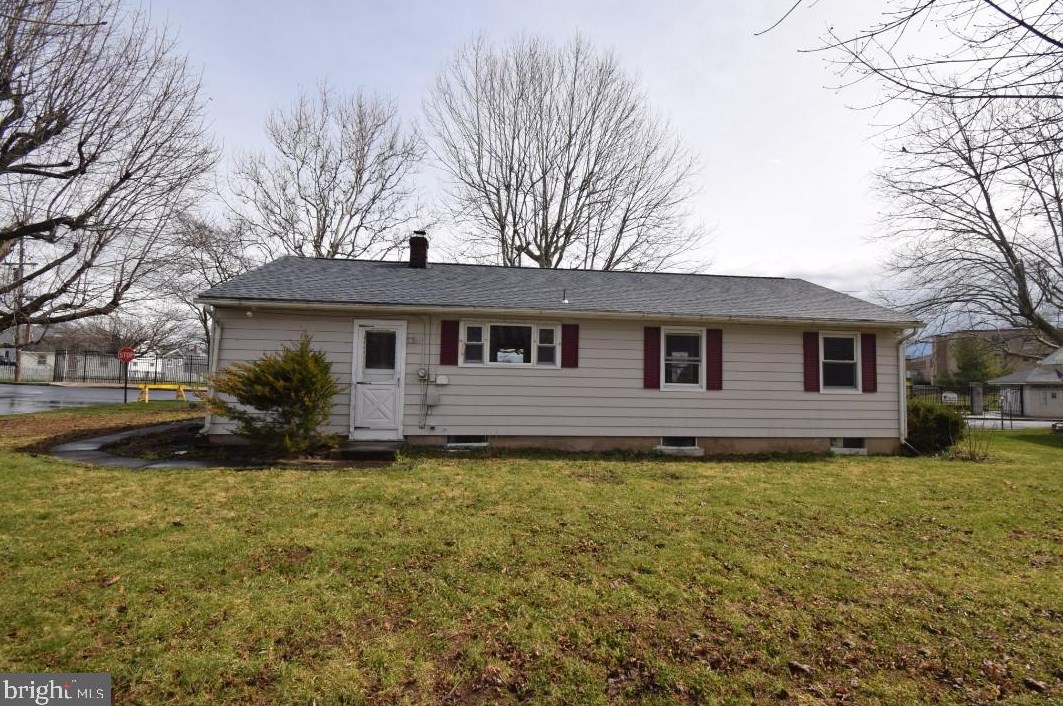 61 Liberty St, Nazareth, PA 18064-2333