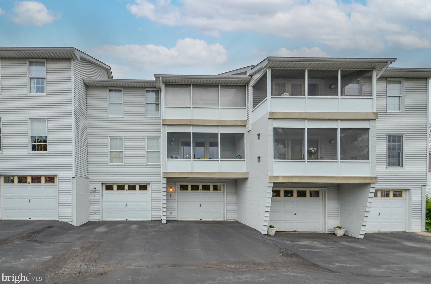 8 Lawnherst Ct, Easton, PA 18045
