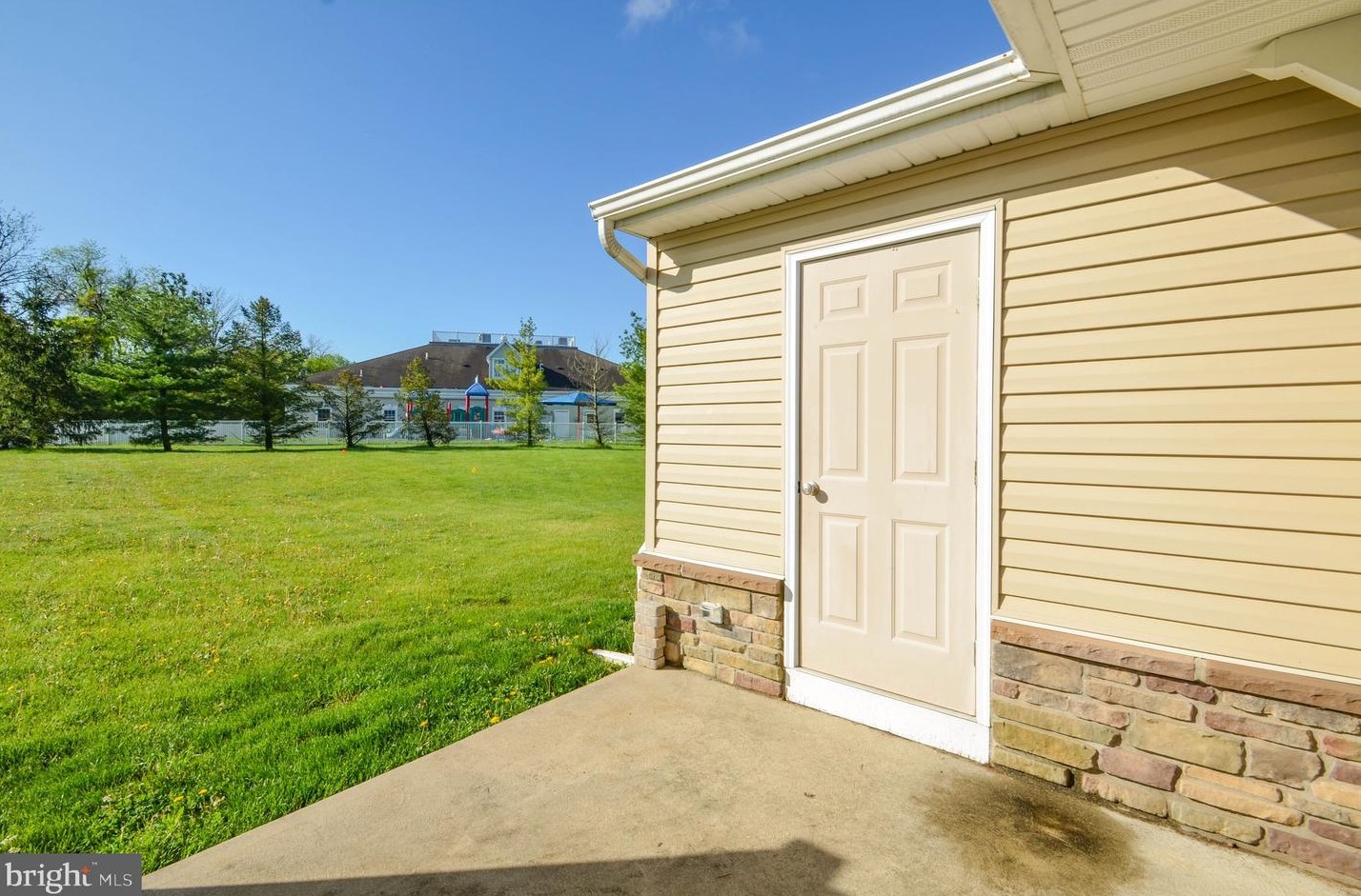 214 Huntington Ln, Easton PA  18040-8483 exterior