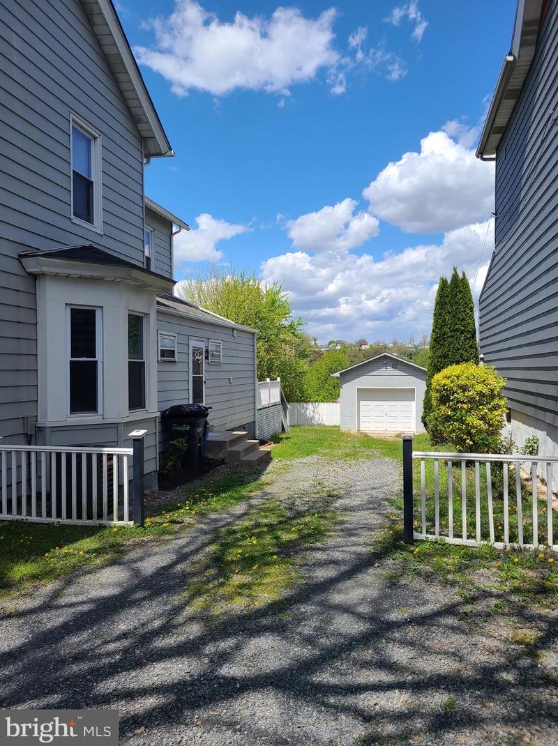 1079 Wilkes Barre St, Easton, PA 18042-6381