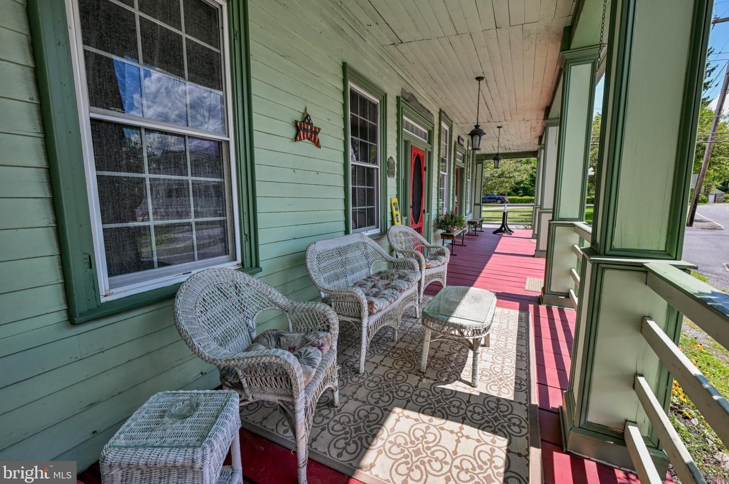 2242 Rdg Rd, Bangor PA 18013-9768 exterior