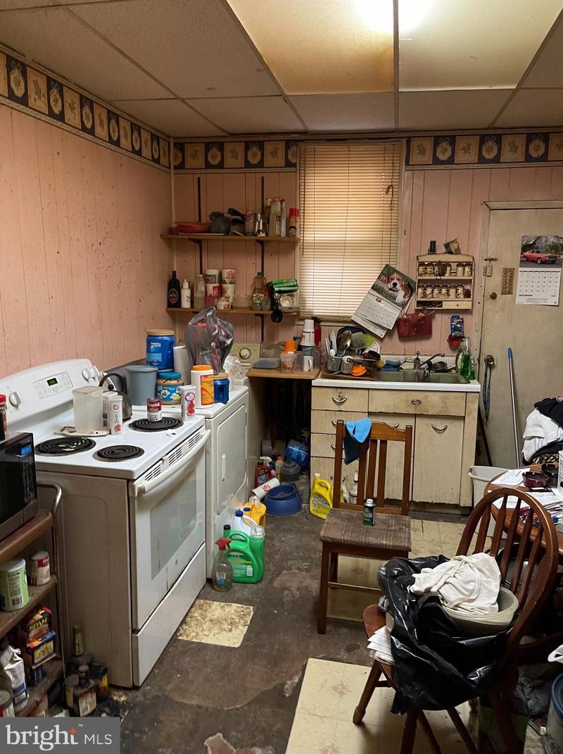 3033 Emerald St, Philadelphia, PA 19134-3143