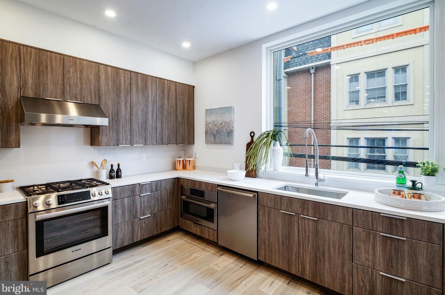312 Poplar St, Philadelphia, PA 19123-2215