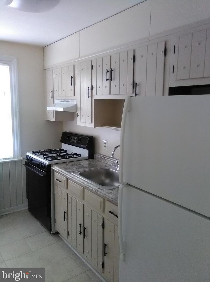 601 Glenview St, Philadelphia, PA 19111-4308